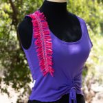 Top púrpura con flecos