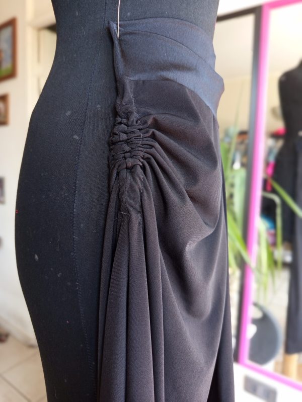 Pantalón negro & recogidos laterales - Imagen 2