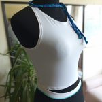 Top blanco con trenzado multicolor