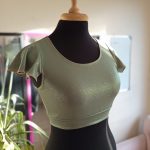 Top brillante verde olivo