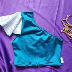 Top turquesa y mangas tornasol